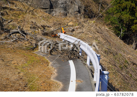 土砂崩れにより寸断された道路 63782078