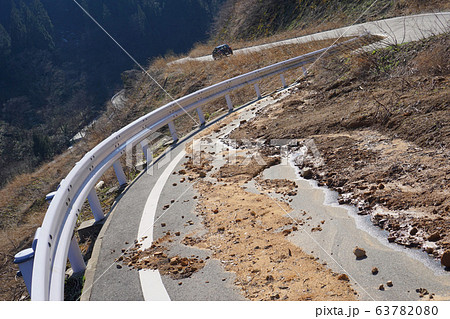 土砂崩れにより寸断された道路 63782080