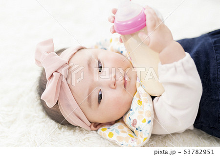 哺乳瓶を持つ7ヶ月の女の子 63782951