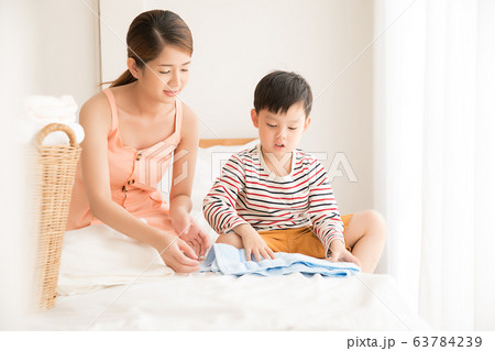 親子　母親　子供　息子　家事　手伝い　洋服　たたむ　　 63784239
