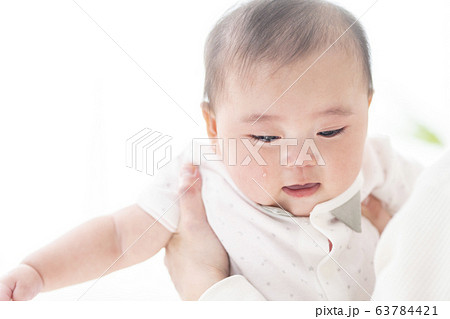 ギャン泣きする生後7ヶ月の女の子の写真素材