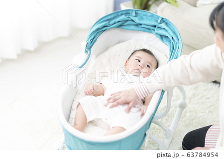バウンサーに寝転ぶ生後7ヶ月の女の子 バウンサーに寝転ぶ生後7ヶ月の女の子 63784954