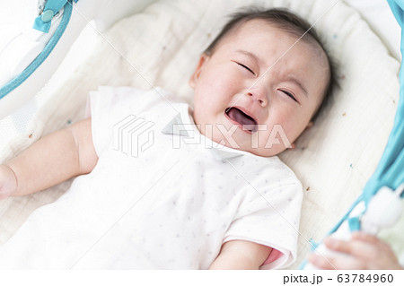 バウンサーに寝転ぶ生後7ヶ月の女の子 63784960