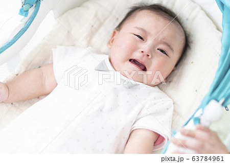 バウンサーに寝転ぶ生後7ヶ月の女の子 バウンサーに寝転ぶ生後7ヶ月の女の子 63784961