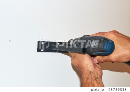 Working with a screw gun Working with a screw gun 63786353
