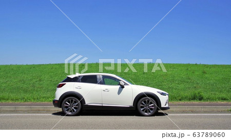 自動車イメージ　コンパクトSUV　空バック 63789060