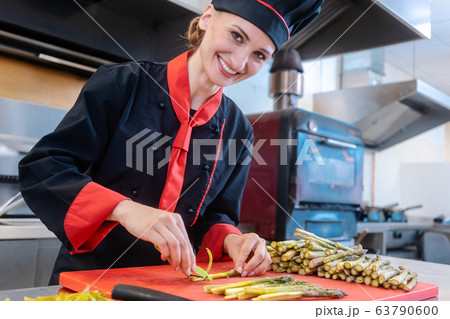 Chef cutting asparagus Chef cutting asparagus 63790600