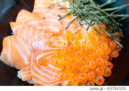 美味しそうなサーモンとイクラの海鮮丼の写真の写真素材