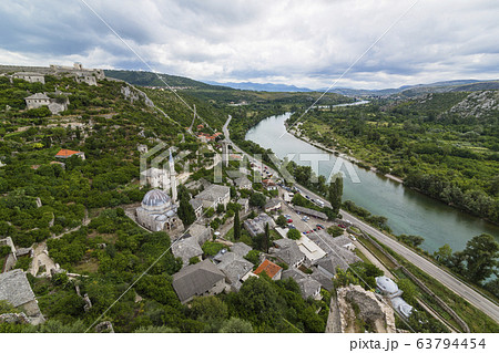 ボスニア・ヘルツェゴビナ　ポチテリの要塞から見えるモスクと町並み 63794454
