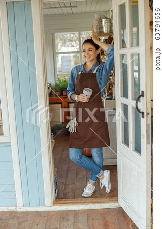 High-spirited female worker gazing into the distance 63794656