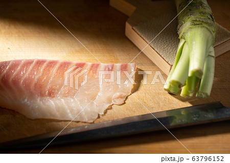 まな板の上の刺身と山葵 まな板の上の刺身と山葵 63796152