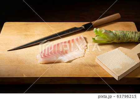 まな板の上の刺身と山葵 まな板の上の刺身と山葵 63796215