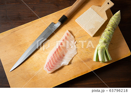 まな板の上の刺身と山葵 まな板の上の刺身と山葵 63796218