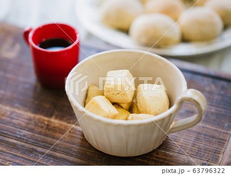 てづくりのスコーンとパン 63796322