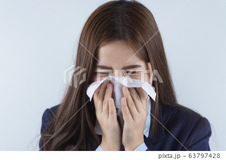 The business woman coughing flu to tissue paper 63797428