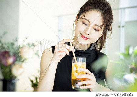 若い女性・カフェ・アイスティー 若い女性・カフェ・アイスティー 63798835