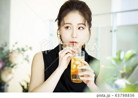 若い女性・カフェ・アイスティー 若い女性・カフェ・アイスティー 63798836