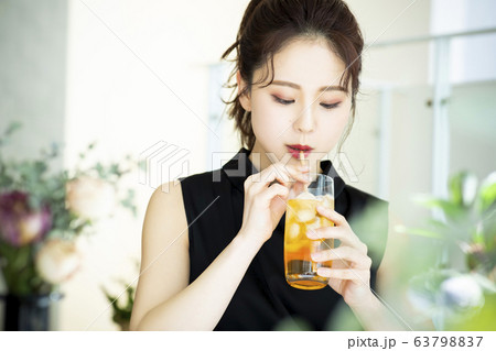 若い女性・カフェ・アイスティー 若い女性・カフェ・アイスティー 63798837