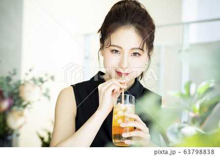 若い女性・カフェ・アイスティー 63798838