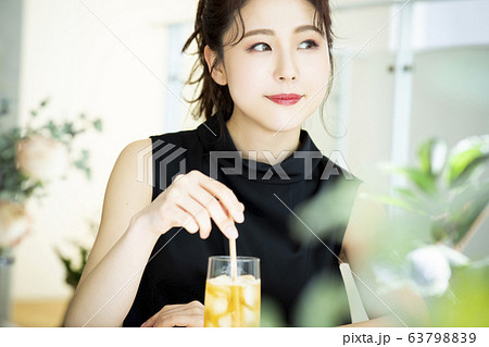 若い女性・カフェ・アイスティー 若い女性・カフェ・アイスティー 63798839
