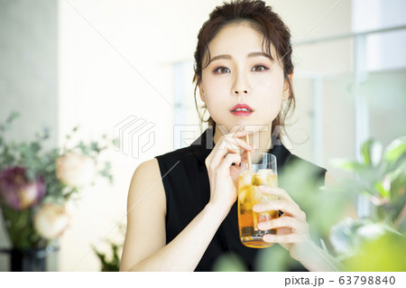 若い女性・カフェ・アイスティー 若い女性・カフェ・アイスティー 63798840