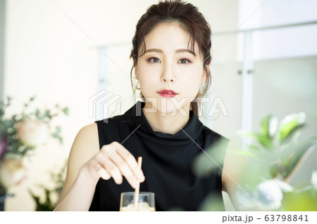 若い女性・カフェ・アイスティー 63798841