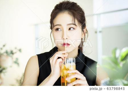 若い女性・カフェ・アイスティー 若い女性・カフェ・アイスティー 63798843