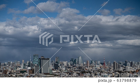 日本の東京都市景観　新型肺炎・暗雲・都心（大気が不安定状態となり青空から急転、暗雲）＝3月16日 63798879