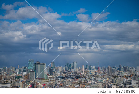 日本の東京都市景観　新型肺炎・暗雲・都心（大気が不安定状態となり青空から急転、暗雲）＝3月16日 63798880