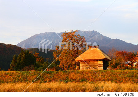 御机の茅葺小屋と大山 63799309