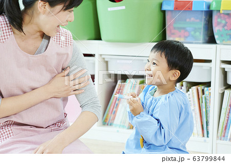 幼稚園　子供　お医者さんごっこ　 63799844