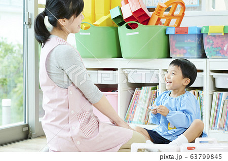 幼稚園　子供　お医者さんごっこ　 63799845