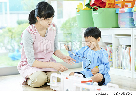 幼稚園 子供 お医者さんごっこ の写真素材