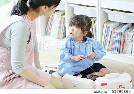 幼稚園　子供　お医者さんごっこ 63799860