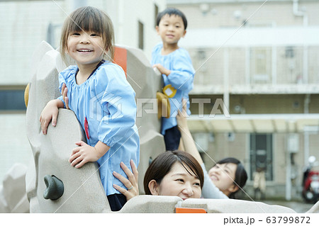 幼稚園　先生　子供　 63799872