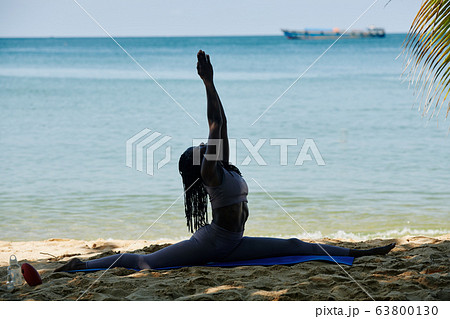 Flexible woman doing splits Flexible woman doing splits 63800130