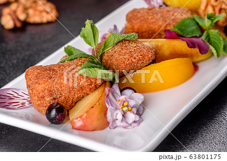 Fresh scented cheese sticks with baked apple 63801175