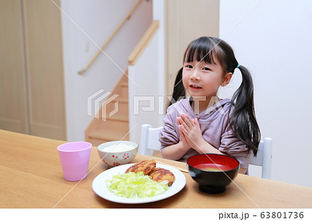 食事 育児 子育て マナー ルール 行儀 女の子 子供 ライフスタイル ご飯 コロッケ 日本人 の写真素材