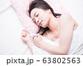 ベッドで眠る女性 63802563