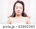 ベッドで眠る女性 63802565