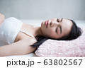 ベッドで眠る女性 63802567