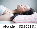ベッドで眠る女性 63802568