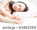 ベッドで眠る女性 63802569