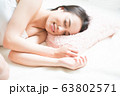 ベッドで眠る女性 63802571