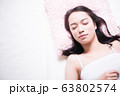 ベッドで眠る女性 63802574