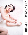 ベッドで眠る女性 63802578