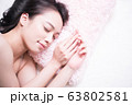 ベッドで眠る女性 63802581