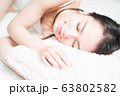 眠る女性 63802582