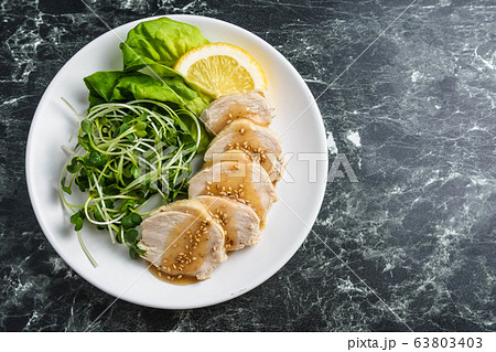 蒸し鶏の胡麻だれ 63803403