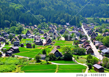 白川郷・富山・城山展望台(荻町城跡展望台)より眺める、荻町合掌造り集落の全景(4) 白川郷・富山・城山展望台(荻町城跡展望台)より眺める、荻町合掌造り集落の全景(4) 63803895